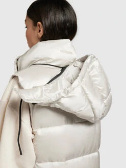 Khujo Weste TOURIN SATIN In Perlweiß -Bekleidungsgeschäft khujo weste tourin satin in perlweiss 7